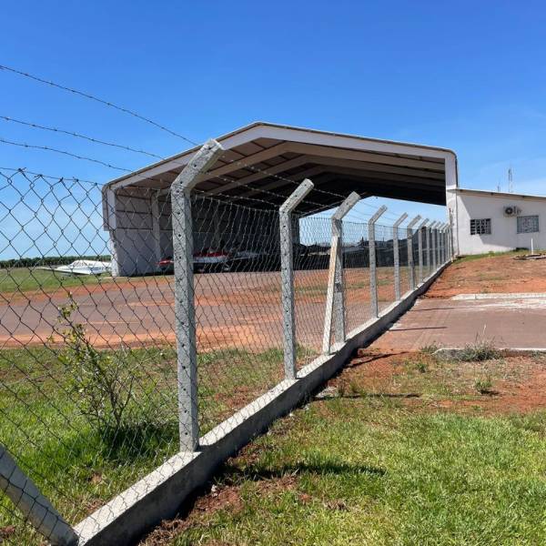 prefeitura-de-agua-boa-conclui-obra-de-troca-do-cercamento-do-aeroporto-municipal (3).jpeg